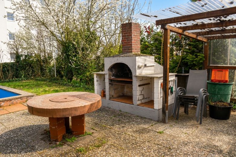 Freistehendes Zweifamilienhaus mit Pool und gewachsenem Garten – ... mit Grillplatz