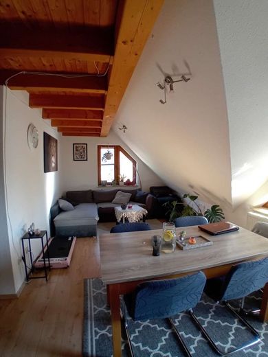 Gemütliche Dachgeschoss-Maisonettewohnung sucht neuen Eigentümer – Wohn-Esszimmer