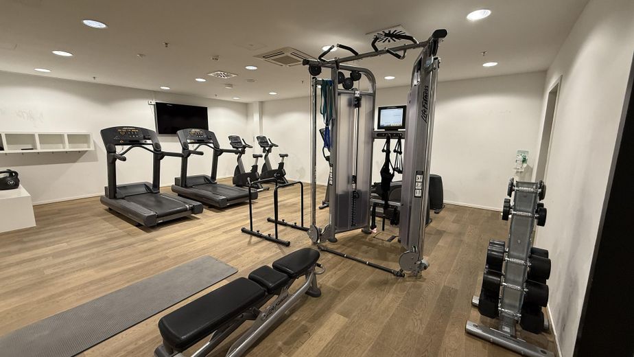 FRIENDS में आधुनिक डिज़ाइन का आकर्षण: विशेष 2-कमरों वाला अपार्टमेंट – Exklusiver Fitness-Bereich