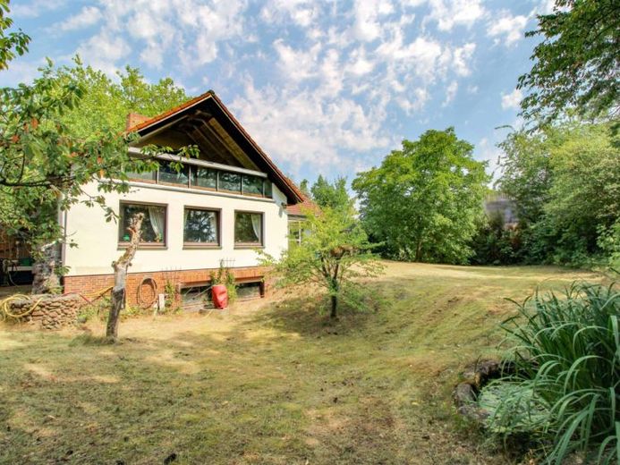 Rodzinna sielanka z ogrodem przy ślepej uliczce – Zdjęcie 1