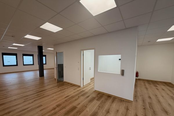 Spazio commerciale moderno – Perfetto per assistenza diurna, studio medico, studio legale o centro terapeutico