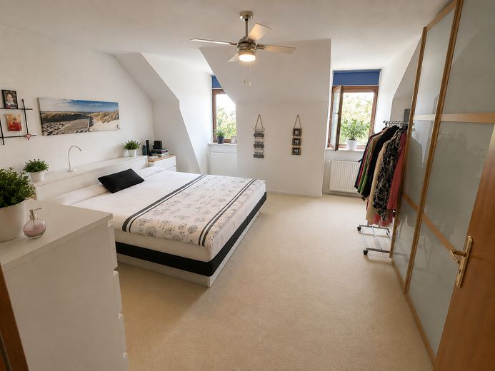 Haus (EFH auf 1052m² Grund) separater ELW auf traumhaften Grundstück, Doppelgar., Baumh. & Seilbahn – Schlafzimmer OG