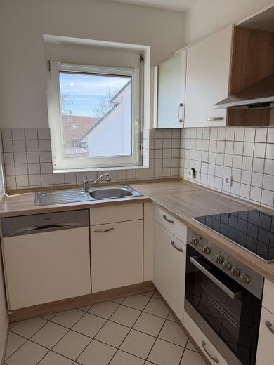 (Reserviert) Frisch renovierte 2,5-Zi.-DG-Wohnung mit Balkon & 2 Stellplätzen – provisionsfrei – Küche 1