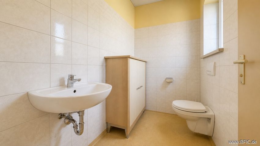 Großzügige Büro- / Praxisfläche auf zwei Ebenen in ruhiger Lage von Moorenweis – WC im EG