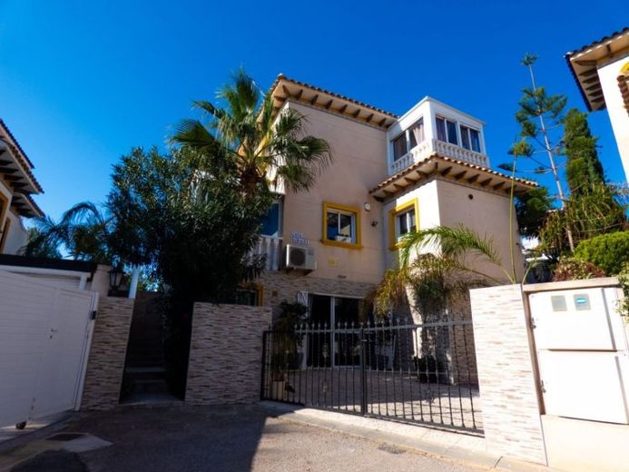 Villa mit 4 Schlafzimmern, 3 Bädern, Dachterrasse, Privatpool und schönem Ausblick – Foto 1