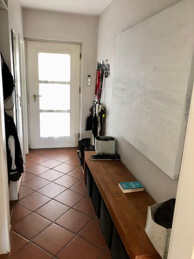 Sonniges Reihenendhaus mit Atelier - ruhige, familienfreundliche Lage, Garten & Blick über Skyline – Flur