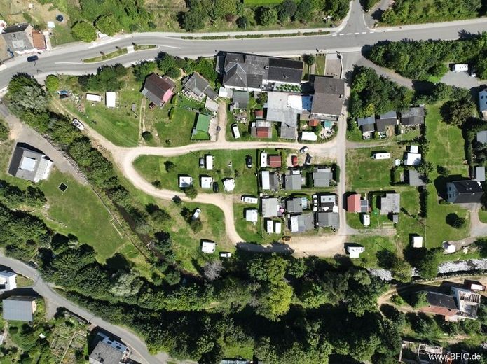 Campingplatz, Zimmervermietung und Gastronomie - gepflegte Familienexistenz in der Eifel – Luftbild