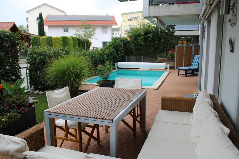 - sin comisión - Amplio piso de 5 habitaciones en planta baja en Ebersberg con piscina en el jardín privado – Garten mit Pool