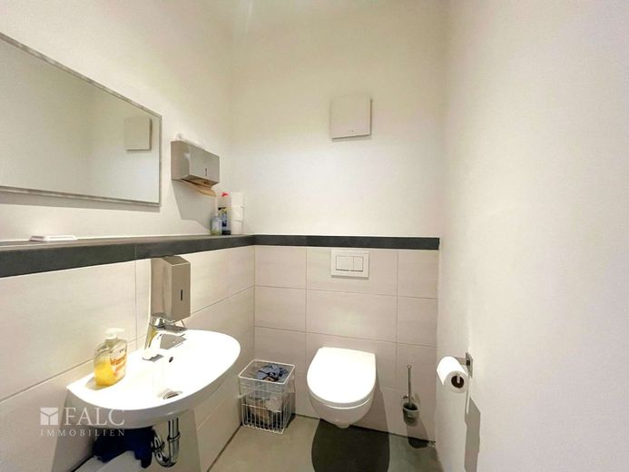 Moderne Gewerbeimmobilie mit vielseitigen Nutzungsmöglichkeiten – Damen WC