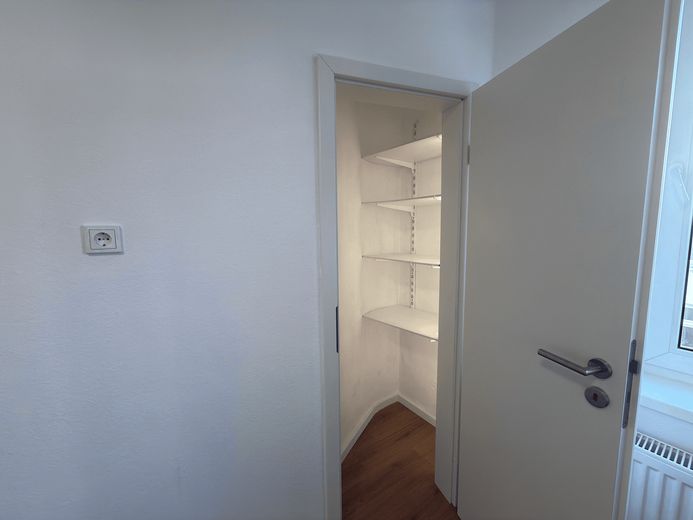 Modernisierte 2-Zimmer Wohnung mit Balkon im begehrten Rheingauviertel Wiesbaden – Abstellkammer / Küche