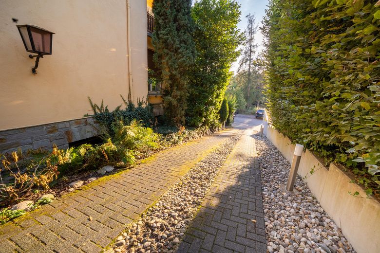 Od osoby prywatnej: Eleganckie mieszkanie 3,5-pokojowe przy parku zdrojowym – winda bezpośrednio do mieszkania – Blick vom Haus zur Straße