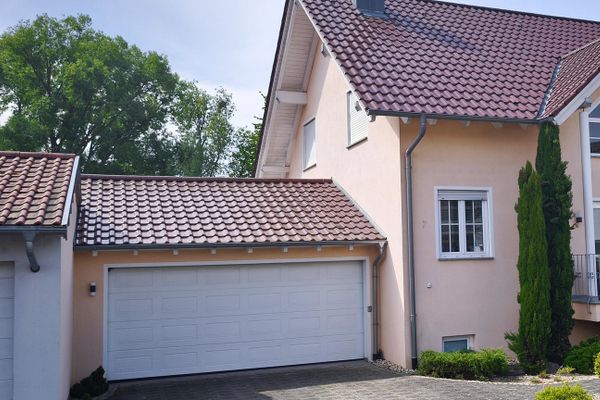 Detached single-family house with granny flat in an unobstructed location on the edge of town