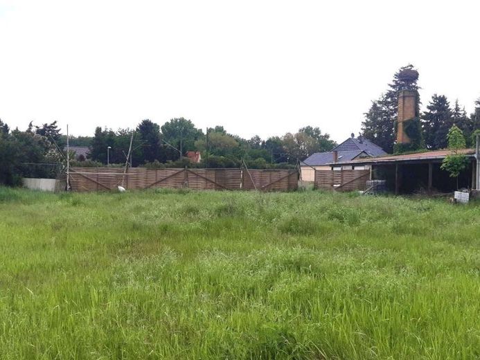 Großes Baugrundstück in einer Nebenstraße – Foto 1