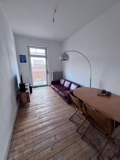 Gepflegter Altbau mit 5 Parteien, Dielen & 3 m Raumhöhe in Toplage mit Entwicklungspotential – 3. OG Balkonzimmer