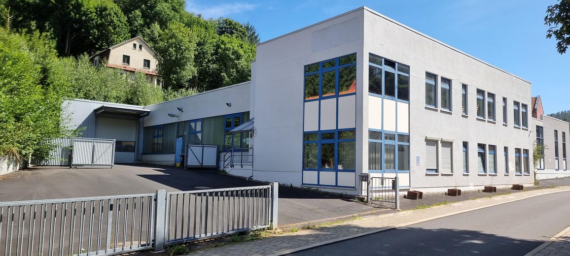 Industrie-/Logistikstandort mit Büro- und Sozialflächen| 6.000 € Kalt| 3,83 €/m² | 3D-Scan – Außenansicht Ladezone 2/2