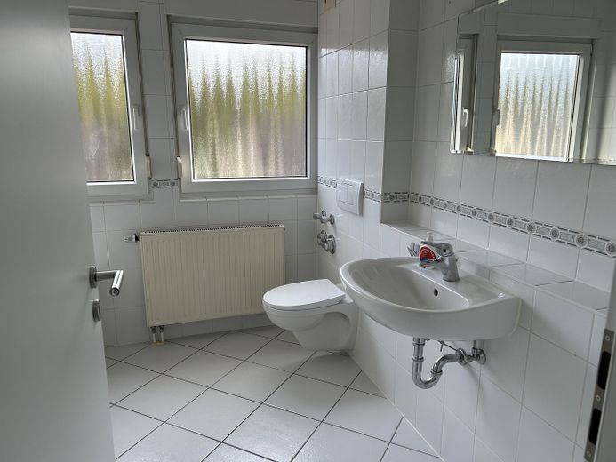 Lichtdurchflutete 2,5 Zimmer Eigentumswohnung, 79 qm in Rödermark/Breidert – Tageslichtbad