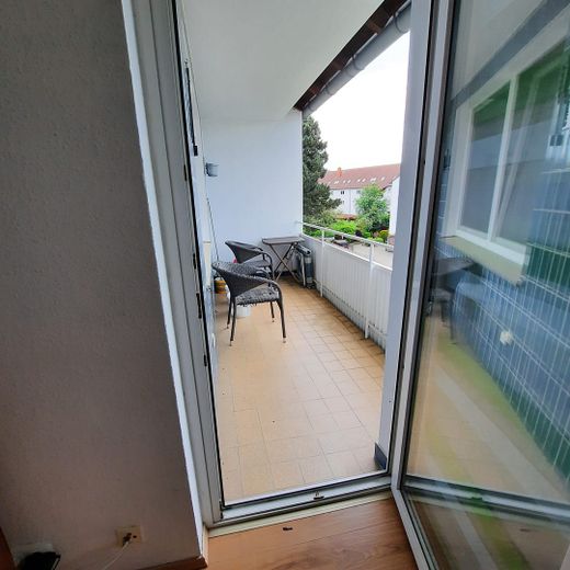 Hermoso y tranquilo piso de 3 habitaciones con balcón en Afferde – Loggia