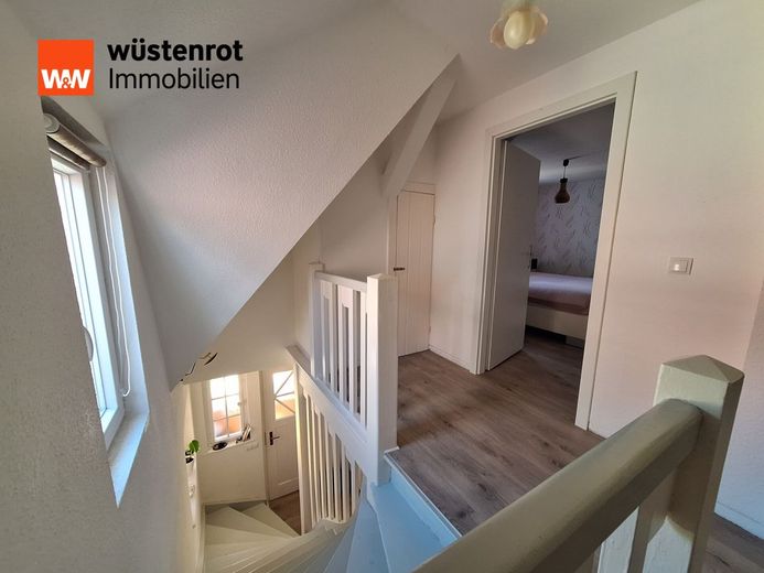 Charmantes Reihenmittelhaus mit schönem Garten in zentraler Wohnlage von Zschornewitz – Flur OG mit Blick zum Schlafzimmer