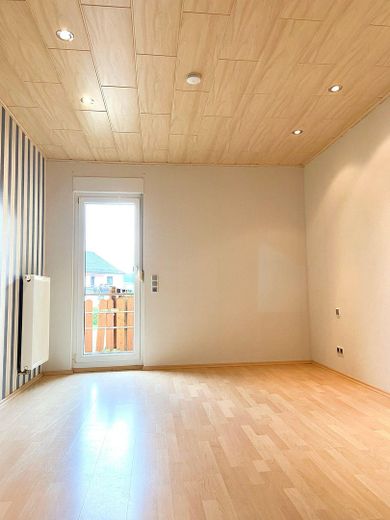 *** Schöne 4,5 Zimmer Wohnung mit zwei modernen Bädern, EBK, Balkon, Terrasse und Garten *** – Schlafzimmer mit Balkonzugang