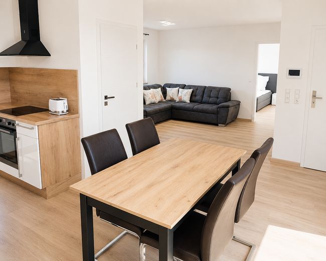 Möblierte 2-Zimmer-Neubauwohnung, Terasse, PKW-Stellplatz – Wohn-/Essbereich