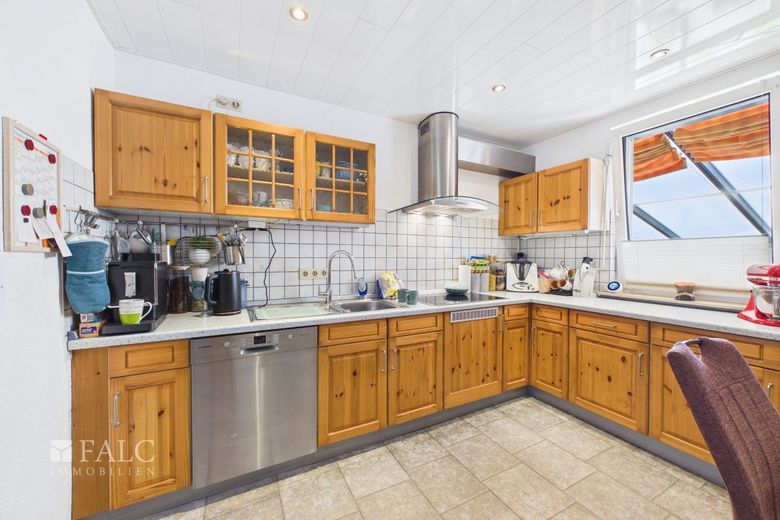 Umfassend modernisiertes und in weiten Teilen saniertes und zentrales Wohnhaus mit Einliegerwohnung – Wohnung-EG