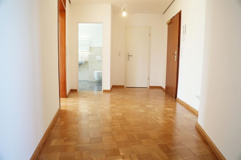Wunderschöne 2,5-Zimmer Whg mit Panoramablick, Balkon + Tiefgarage – Foto 2