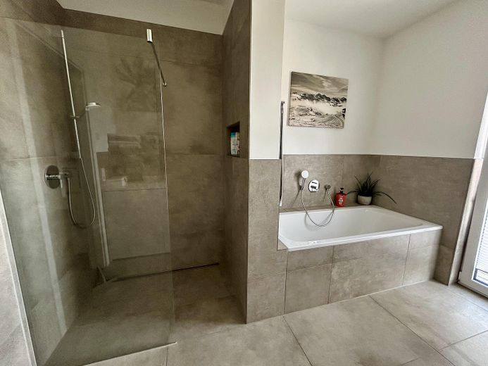 Exclusives Penthouse mit 90 qm Dachterrasse und Bergblick – Bad
