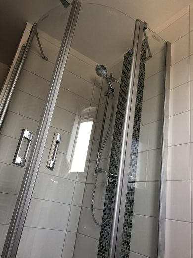 Sanierte Wohnung mitten in Gießen, trotzdem ruhig und sicher mit hohem Freizeitwert – Moderne Dusche