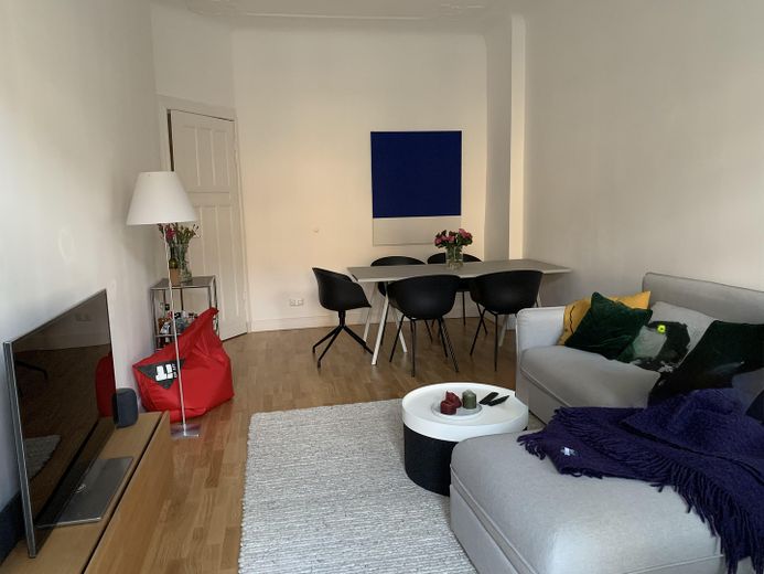 Stilvoll modernisierte Altbauwohnung mit Balkon im beliebten Florakiez – Wohnzimmer eingerichtet