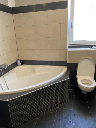 Nowocześnie umeblowane 6-osobowe mieszkanie współdzielone w centrum miasta Stgt. Möhringen – Bad mir Wanne und Dusche