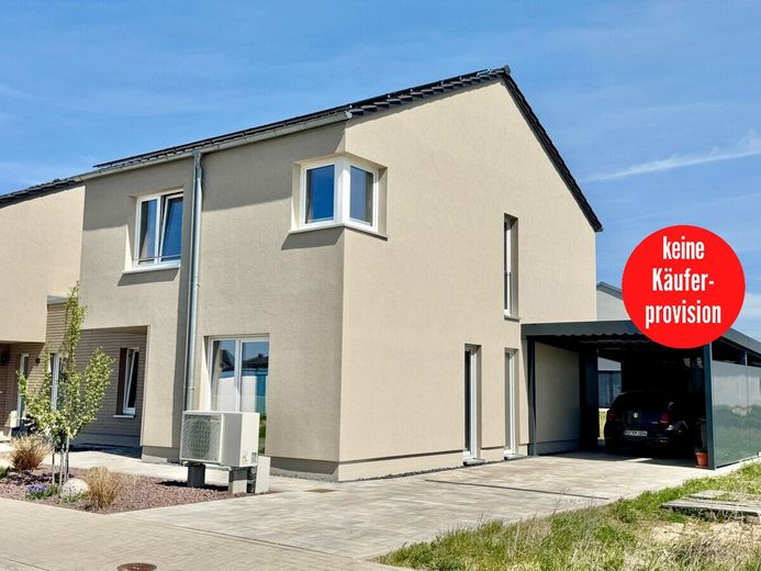 HORN IMMOBILIEN ++ Neuwertiges Einfamilienhaus in Neubrandenburg Obodritenstraße, EBK + Carport – Hausansicht