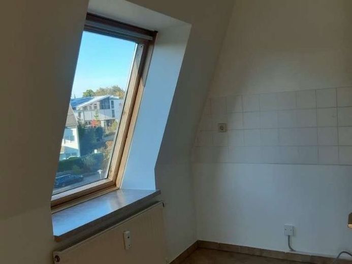 Ruhig wohnen, zentral leben: Moderne Dachgeschosswohnung mit flexiblem Grundriss – Foto 1