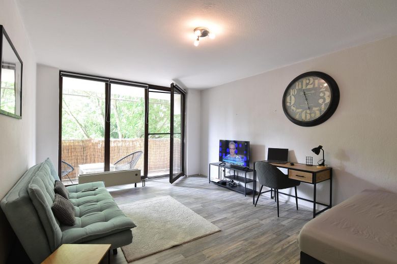 Wohnzimmer mit Balkon