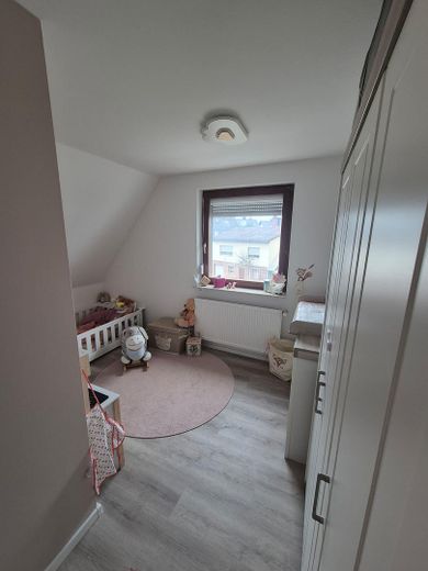 Partially renovated 6-room semi-detached house – Kinderzimmer Wohnung OG