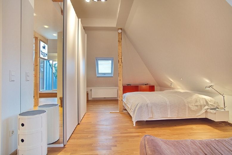 Loftetage mit Galerie und Balkon, Kaminofen, hochwertiges Design-Mobiliar, in reizvoller und komplett sanierter Stadtvilla, Tiefgaragenstellplatz möglich! – 7fc1dff1ba943eb7e12d0194509347162e3e233e.jpg