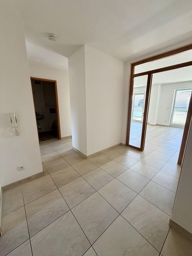 Wohnen mit Blick auf Burg Frankenstein -Erstbezug nach Renovierung- 2-Zimmer mit EBK & TG-Stellplatz – Flur (von der Eingangstür)