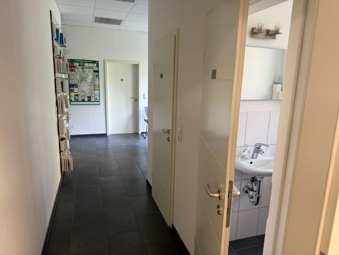 500 m² bedrijfsruimte: verwarmde hal + kantoren | Unterpleichfeld – WC`s