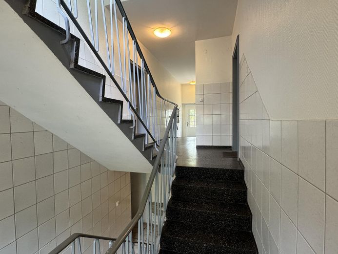 Hamburg: Vollvermietetes Mehrfamilienhaus – 515 m² für 2.815 €/m² – Faktor 28,36 – provisionsfrei – Gemeinschaftstreppenhaus