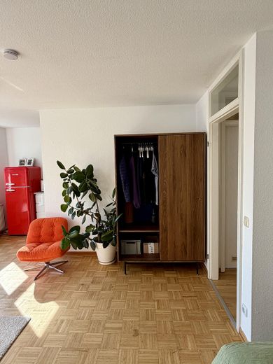 Bezugsfrei in Flingern: 1-Zimmer-Wohnung mit Balkon, Keller und Tiefgarage – Wohnraum