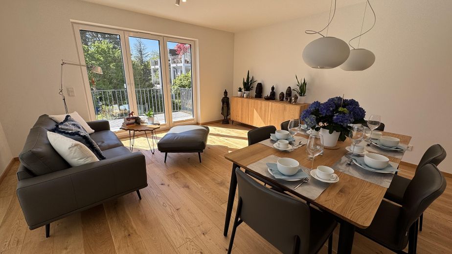 NEUWERTIGE VILLENWOHNUNG | SÜD/WEST | 2 BALKONE | GRÜNBLICK | EBK + MAẞ-EINBAUTEN + SMART HOME – Wohnzimmer