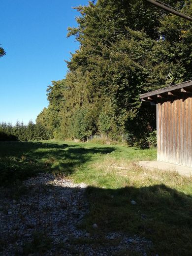 Einfamilienhaus mit gewerbl. Anbau im Außenbereich – eingez. Außenanlage m. Stadel