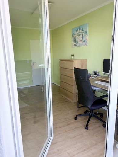 Vivienda moderna con balcón y plaza de aparcamiento en garaje subterráneo cerca del Rin – Kinderzimmer