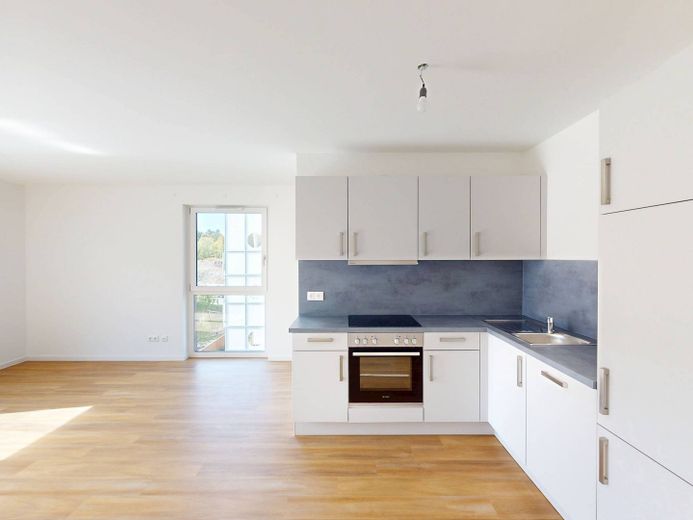 Appartement neuf moderne de 3 pièces avec cuisine équipée et BALCON ensoleillé – Ansicht III: Wohn- und Esszim…