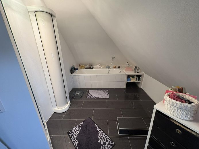 Außergewöhnliche DG-/Maisonettewohnung im Zooviertel – Großzügiges Wohnen, Blick in die Eilenriede – Bad 4 mit Wanne