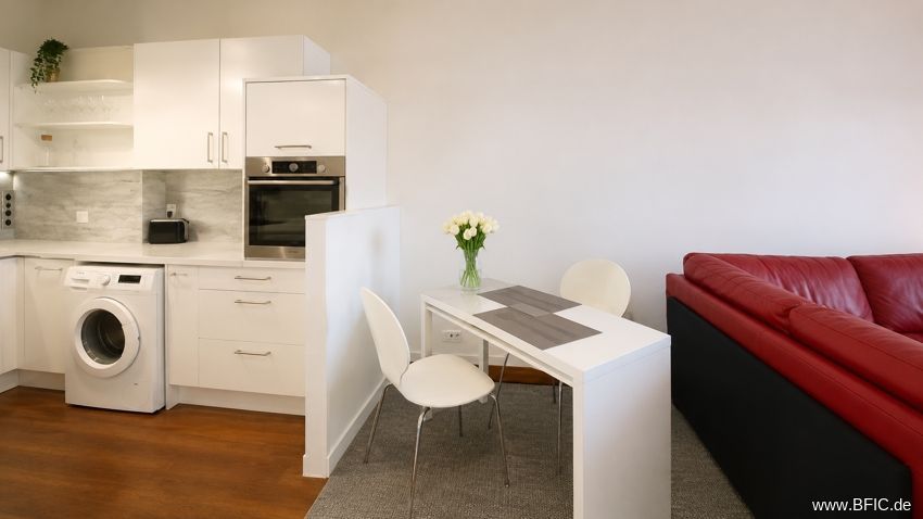 elegante 2-Zi.-Wohnung mit großem Balkon - möbliert vermietet nähe Spittelmarkt – Küche
