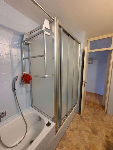 Badewanne mit Duschkabine