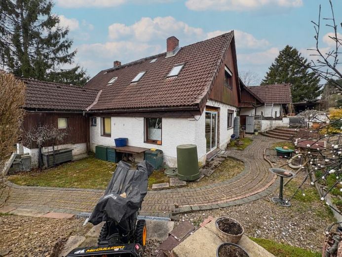 Dom dwurodzinny z dużą ilością miejsca i potencjałem do przebudowy – Foto 1