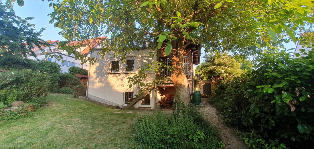 Großzügiges Einfamilienhaus mit 183 m² Wohnfläche – historischer Charme trifft moderne Erweiterung – Rückseite Haus / Gartenansicht