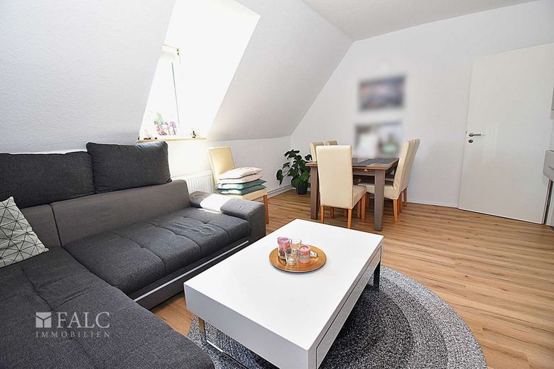 Reserviert! Modernisiertes Dreifamilienhaus mit großem Grundstück und Wintergarten – Wohnzimmer DG