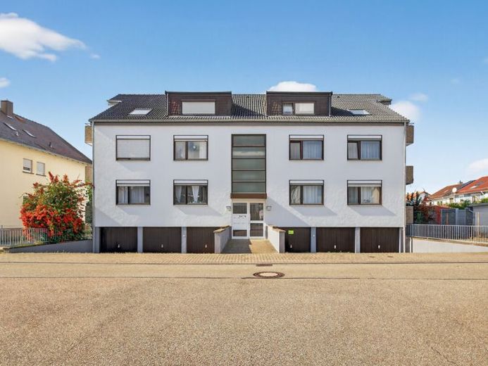 6-Parteienhaus in Eggenstein mit Bauplatz für 2 Doppelhaushälften – Foto 1